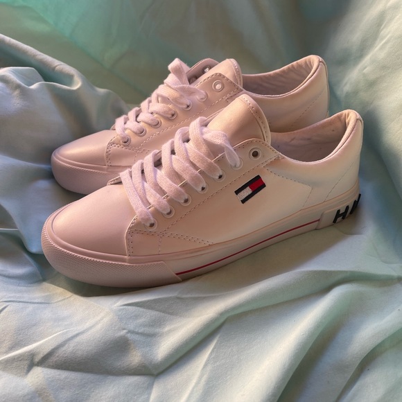 Tommy Hilfiger lace up shoes. New worn once. Size 8 in excellent condition. - Picture 1 of 5